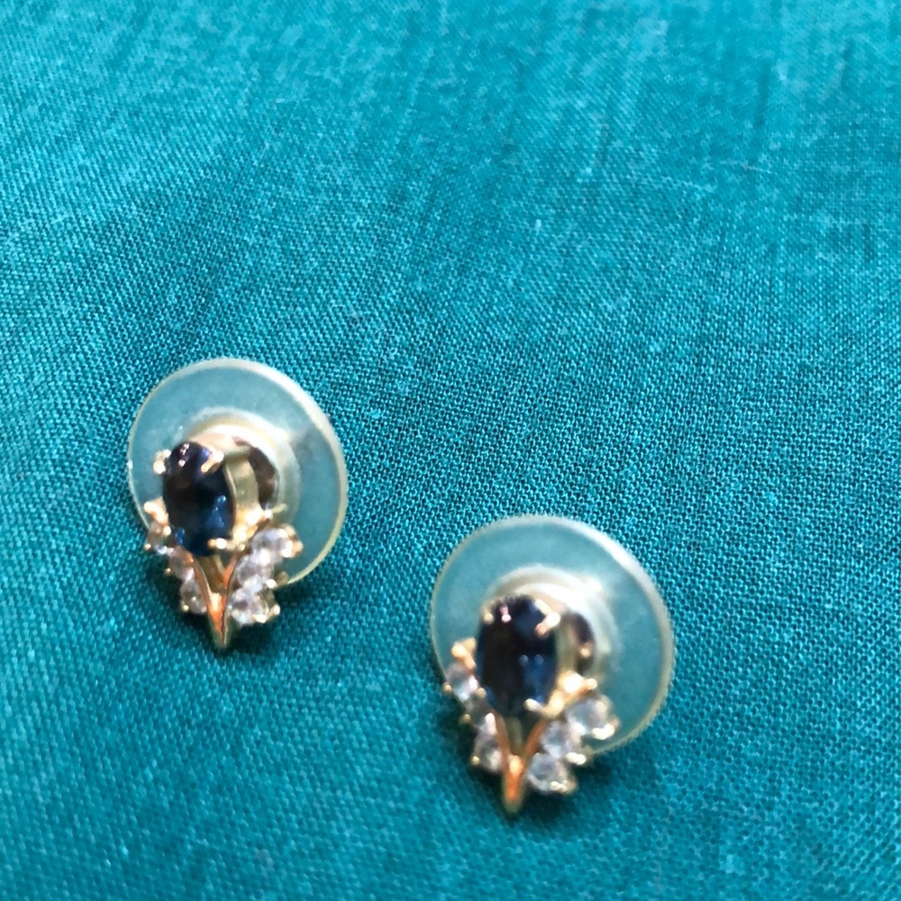 This is a very pretty Pr of Earrings.